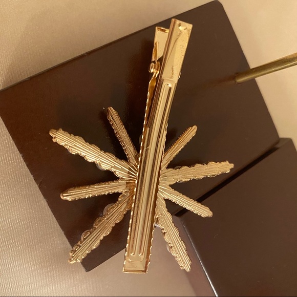 Snowflake Pearls Golden Hair Clip - Picture 3 of 5